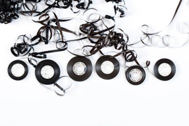 Beyaz arkaplanda karışık ses bandı