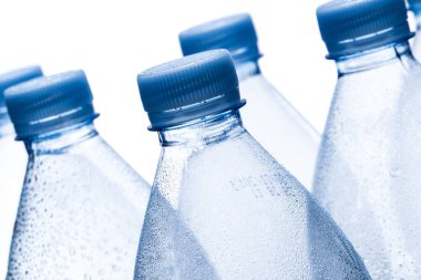 Beyaz arkaplanda boş su şişesi