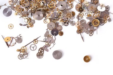 Detaylar, teknoloji. Beyaz arkaplanda küçük dişliler yığını