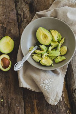 Bir tabakta nefis avokado