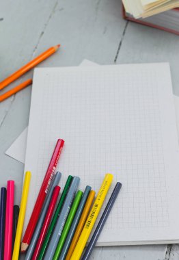 Okul, eğitim. Masadaki boş not defteri.