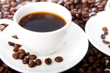 Masada beyaz bardaklı kahve çekirdekleri.