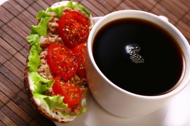 Taze sanswich, ton balığı ve sebzeli.