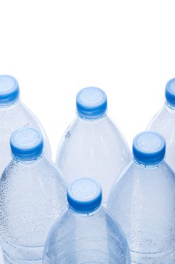 Beyaz arkaplanda boş su şişesi