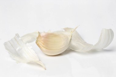 Beyaz arka planda sarımsak