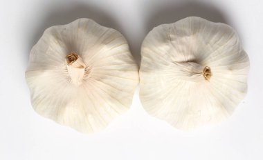 Beyaz arka planda sarımsak