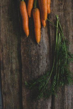 Tahta bir masada nefis havuçlar.