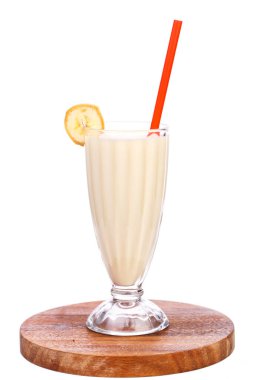 Beyaz arka planda muzlu milkshake.