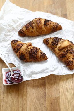 Yiyecekler. Masada lezzetli kruvasan var.