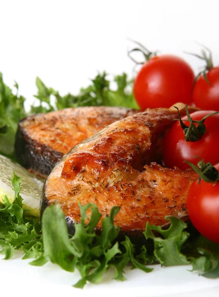 Una Guarnición Salmón Fresco Con Ensalada —  Fotos de Stock