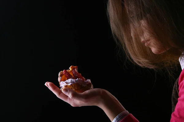 Mujeres Mano Con Pastel Frutas — Foto de Stock