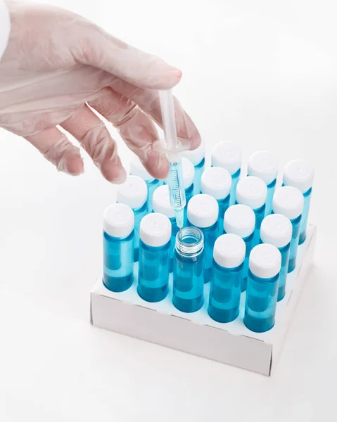 Orvos Vakcinát Fecskendőt Tartalmazó Injekciós Üvegekkel — Stock Fotó