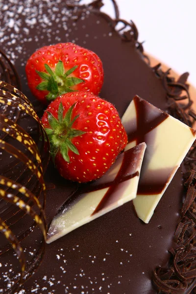 Heerlijk Dessert Versierd Cheesecake Versierd Met Fruit Met Saus Gegoten — Stockfoto