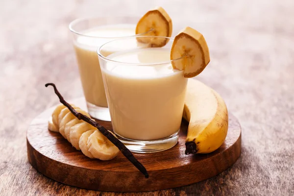 Leckerer Bananen Milchshake Auf Einem Tisch — Stockfoto