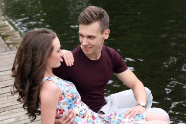 Parktaki sevimli, genç çift.