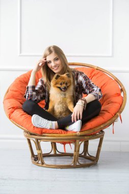 Şirin, çekici ve tüylü köpeği olan bir kız.