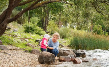 Sevimli kızı olan genç bir anne.