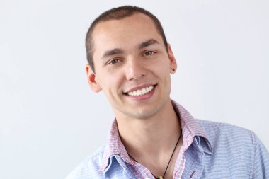 Mutlu, başarılı, geniş gülümsemeli adam.