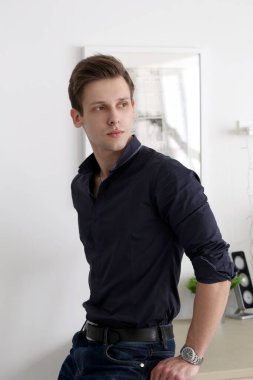 Yaşam tarzı. Evde çekici bir adam var.