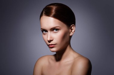 Mavi gözlü muhteşem kadın.