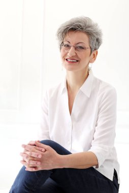 Güzel gülüşü olan mutlu yaşlı kadın