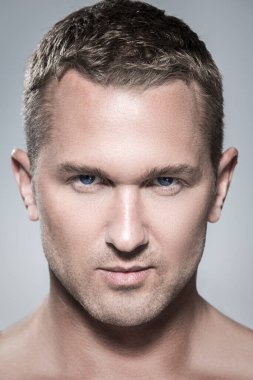 Çekici, yakışıklı ve tatlı yüzlü bir adam.