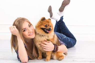 Şirin, çekici ve tüylü köpeği olan bir kız.