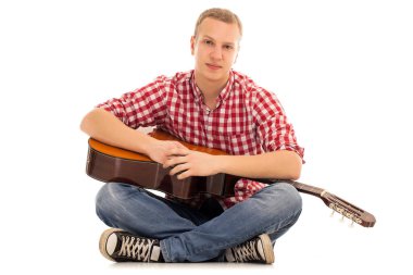 Tahta gitarlı genç bir müzisyen.