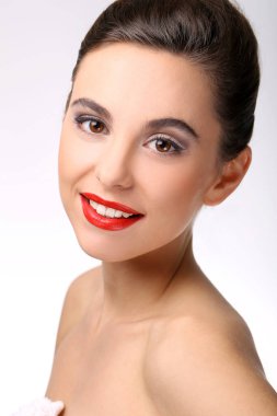 Kırmızı rujlu muhteşem bir kadın.