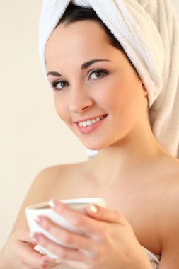 Tatlı, çekici, güzel esmer.