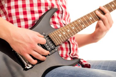 Müzik, yakın plan. Elektro gitarlı bir müzisyen.