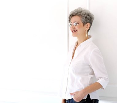 Güzel gülüşü olan mutlu yaşlı kadın