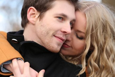 Sonbahar. Sokaktaki sevimli çift.