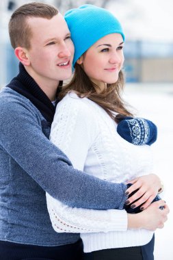 Buz pateni pistinde güzel, çekici bir çift