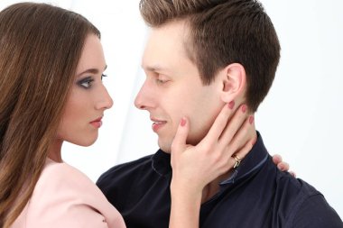 Çekici çift birlikte mutlular.