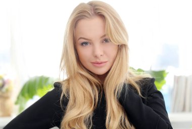 Evdeki tatlı, güzel kız.