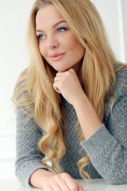 Beyaz arka planda sevimli, güzel bir kız.