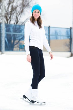 Buz pateni pistinde güzel, çekici bir çift