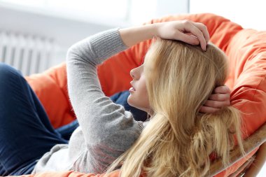 Beyaz arka planda sevimli, güzel bir kız.