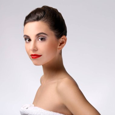 Kırmızı rujlu muhteşem bir kadın.