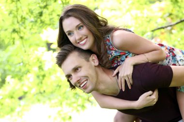 Parktaki sevimli, genç çift.