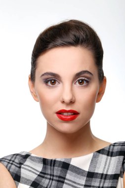 Kırmızı rujlu muhteşem bir kadın.