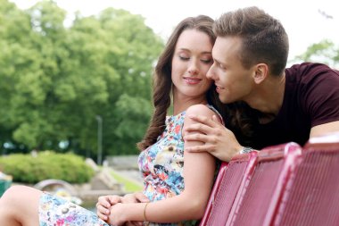 Parktaki sevimli, genç çift.