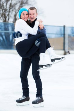 Buz pateni pistinde güzel, çekici bir çift