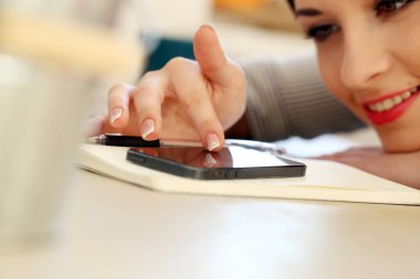 Tatlı, çekici, güzel esmer.