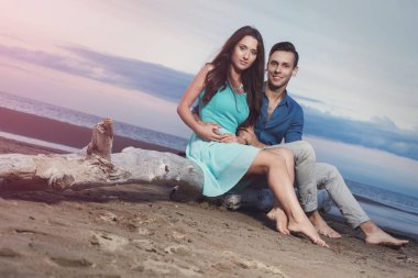 Yaz, deniz. Kumsalda sevimli, sevimli bir çift