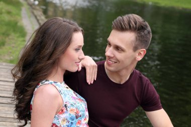 Parktaki sevimli, genç çift.