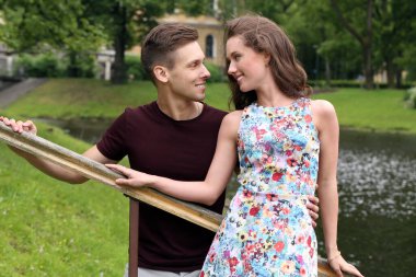 Parktaki sevimli, genç çift.