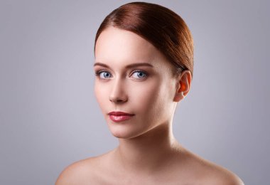 Mavi gözlü muhteşem kadın.