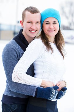 Buz pateni pistinde güzel, çekici bir çift